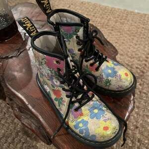 Dr Doc Martens Kids Combat Fashion Boots , Beige Floral Mashup Lace Up 1460 J